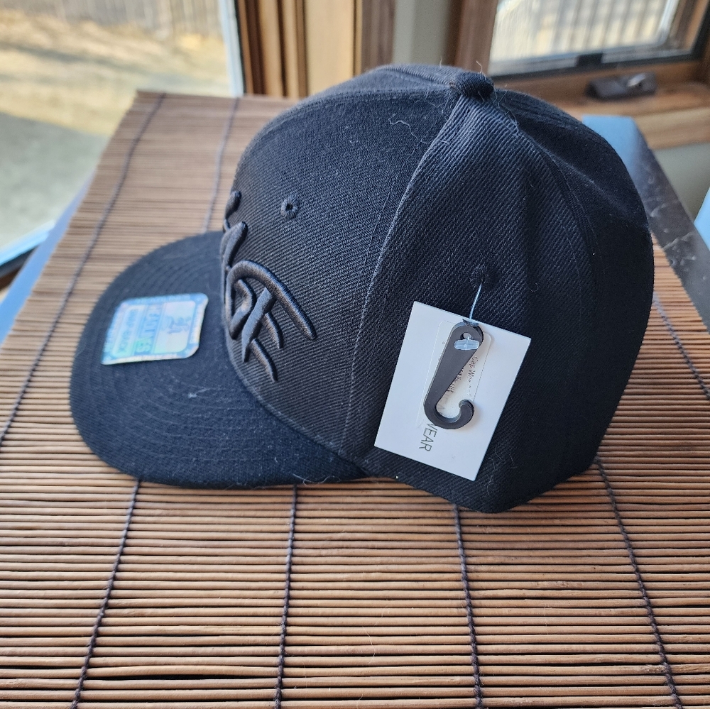 Black Snapback Cap - Picture 2 of 4